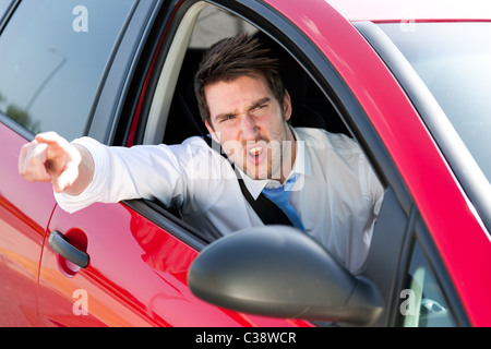 L'uomo gesticolando durante la guida di auto Foto Stock