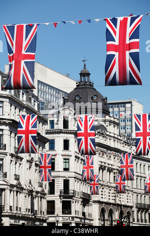 'Royal Wedding' bandiere contro il cielo blu, [Regent Street], Londra, Inghilterra, Regno Unito, 2011 Foto Stock