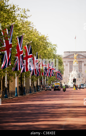 Vista lungo il viale verso Buckingham Palace di Londra centrale con unione bandiere di rivestimento del percorso Foto Stock