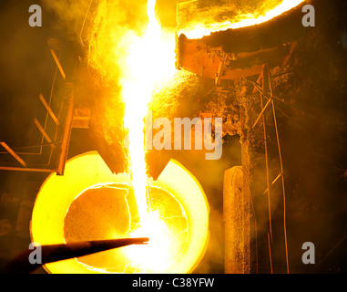 A caldo fuso colata di acciaio Foto Stock