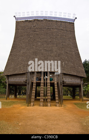 Verticale fino in prossimità di una casa tradizionale su palafitte (rong) della Gia Rai o Jarai tribù del Vietnam centrale. Foto Stock