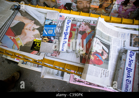 Quotidiani in un edicola a New York Sabato, Aprile 30, 2011 Relazione su Il Royal Wedding Foto Stock