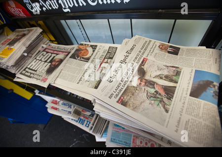 Quotidiani in un edicola in New York lunedì, 2 maggio 2011 Relazione sull'uccisione del terrorista Osama Bin Laden Foto Stock