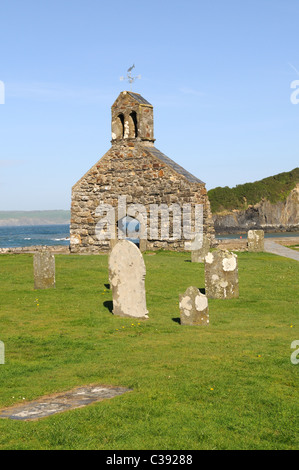 Cwm yr Eglwys rimane del VI secolo la chiesa distrutta da una tempesta nel 1839 Il Pembrokeshire Coast National Park Galles Cymru REGNO UNITO GB Foto Stock