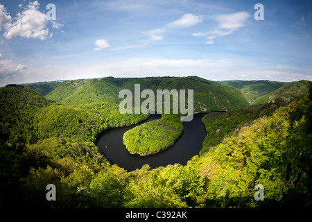 A Queuille , un meandro del fiume Sioule a molla. Méandre de Queuille sur la Sioule (Puy-de-Dôme - Francia). Foto Stock