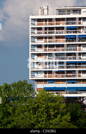 Un blocco residenziale risalente agli anni settanta (Vichy - Francia). Immeuble résidentiel des années 70 (Vichy - Francia). Foto Stock