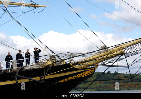 Membro di equipaggio stand sul ponte del Danish Tall Ship Georg Stage come ella vele fino al fiume Clyde precedendo di docking in Greenock. Foto Stock