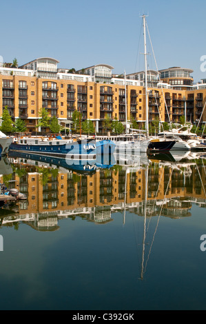 Sviluppo residenziale e marina, St Katherine Docks, London, Regno Unito Foto Stock