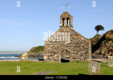 Cwm yr Eglwys rimane del VI secolo la chiesa distrutta da una tempesta nel 1839 Il Pembrokeshire Coast National Park Galles Cymru REGNO UNITO GB Foto Stock