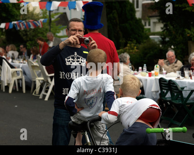 Royal Wedding Street parte padre prendendo foto dei figli Foto Stock