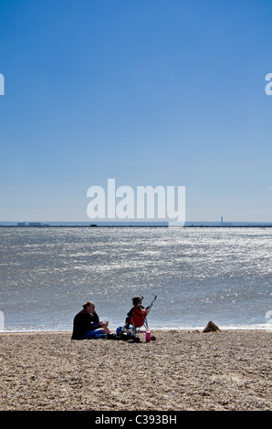 Due persone sulla spiaggia di Southend-on-Sea Essex, Inghilterra, Regno Unito Foto Stock