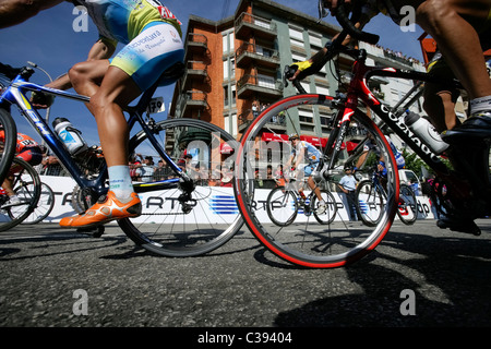 Basso angolo vista di ciclisti professionisti passando per il Portogallo Tour ciclistico "una volta Portogallo" Foto Stock