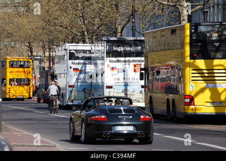 Berlino, la Kurfuerstendamm, gite in autobus. Ue/DE/DEU/ Germania/ Capitol Berlino. Senza i diritti di terze parti disponibili | Foto Stock