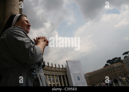 Persone in piazza san pietro prima della beatificazione di papa giovanni paolo II vaticano, Roma 29 Aprile 2011 Foto Stock