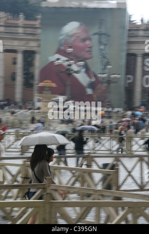 Persone in piazza san pietro prima della beatificazione di papa giovanni paolo II vaticano, Roma 29 Aprile 2011 Foto Stock