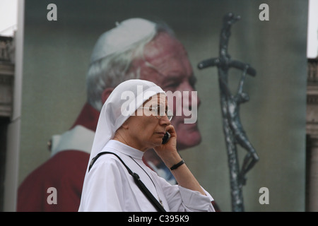 Persone in piazza san pietro prima della beatificazione di papa giovanni paolo II vaticano, Roma 29 Aprile 2011 Foto Stock