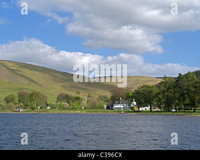 St Mary Loch e Tibbie Shiels Inn, Superiore Yarrow Valley, frontiere, Scozia in Primavera Foto Stock