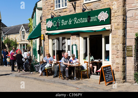 Cafe nel centro del paese, i primi di maggio weekend festivo, Bakewell, il Peak District, Derbyshire, Regno Unito Foto Stock