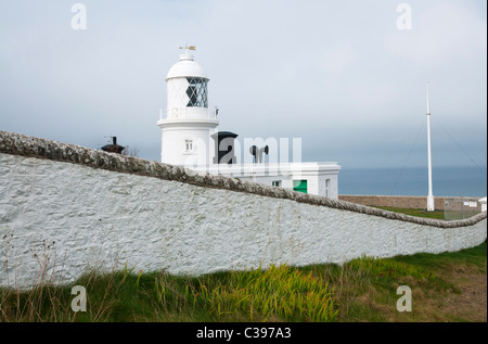 Faro in disuso a Pendeen Watch, West Cornwall, Regno Unito Foto Stock