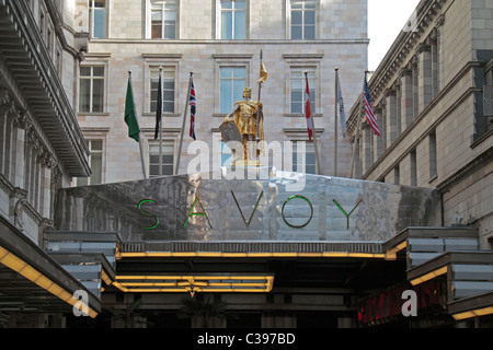 La tettoia sopra l'ingresso principale al famoso Hotel Savoy sullo Strand, Londra, Regno Unito. Foto Stock