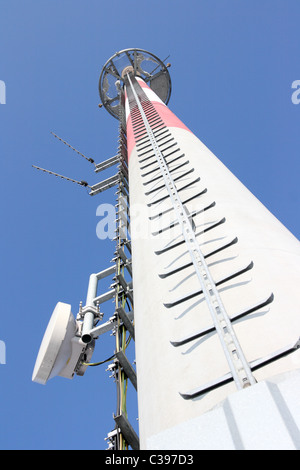 Torre di telecomunicazioni ancora profondo cielo blu Foto Stock