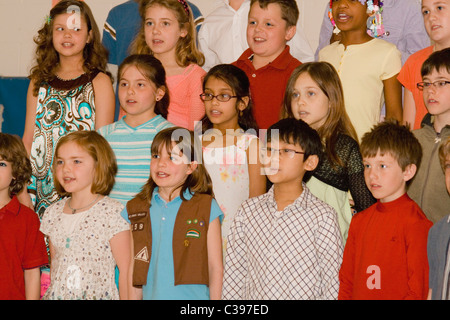 Il canto interracial terza scuola elementare i bambini di eseguire in concerto di primavera. St Paul Minnesota MN USA Foto Stock