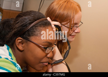 Interracial teens insieme godendo un momento lavorando sul computer. St Paul Minnesota MN USA Foto Stock