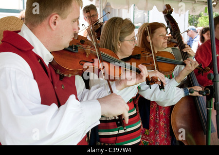 Orchestra musicisti di suonare per Midsommar Celebrazione presso l'Istituto svedese. Minneapolis Minnesota MN USA Foto Stock