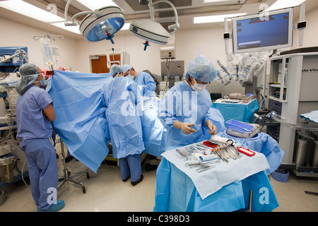 La chirurgia in ospedale in sala operatoria Foto Stock