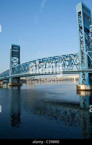 Florida, Jacksonville. Il Jacksonville Landing area lungo fiume del St Johns, la principale St. Bridge. Foto Stock