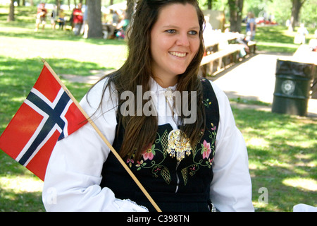Teenage donna in costume per la Norvegia il giorno con bandiera norvegese a Minnehaha Park. Minneapolis Minnesota MN USA Foto Stock
