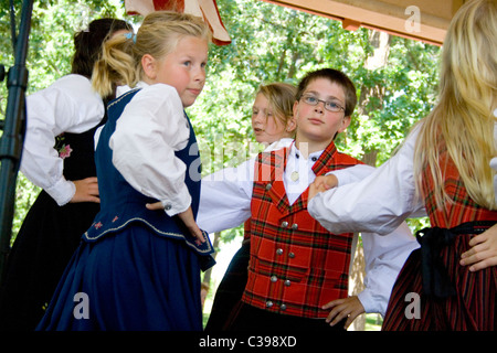 I bambini con età di 10 vestiti e balli per la Norvegia giorno Minnehaha Park. Minneapolis Minnesota MN USA Foto Stock