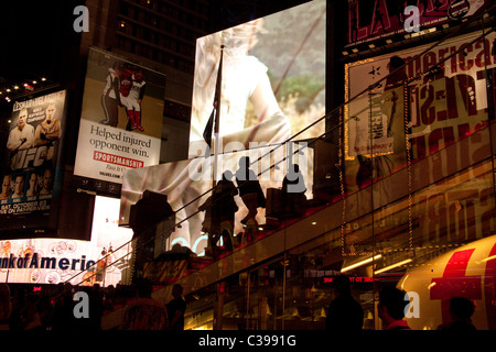 Times Square Manhattan annunci di notte Foto Stock