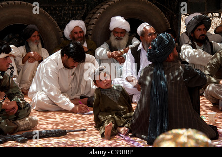 Riunione di anziani del villaggio in Helmand in Afghanistan Foto Stock