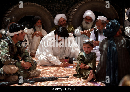 Riunione di anziani del villaggio in Helmand in Afghanistan Foto Stock