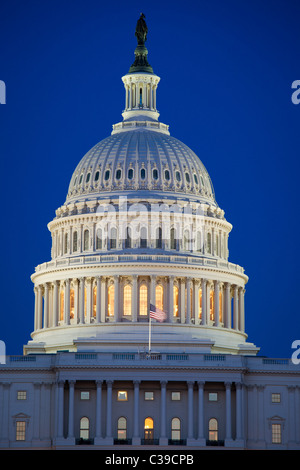 Campidoglio degli Stati Uniti alla fine del National Mall di Washington in prima serata Foto Stock