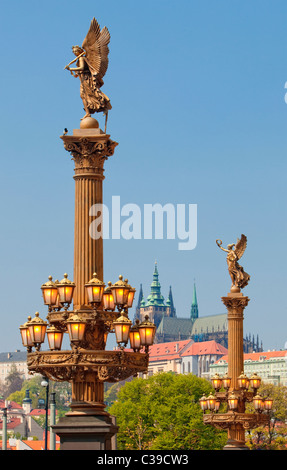 Praga - castello di Hradcany, st. Cattedrale di San Vito e lanterne fuori la sala concerti Rudolfinum Foto Stock