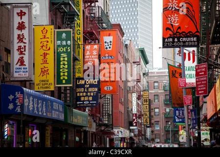 Una miriade di segni nella città di New York Chinatown Foto Stock