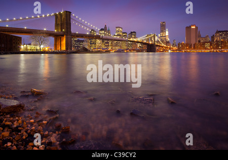 New York Brooklyn ponte che attraversa il fiume Est tra Manhattan e Brooklyn, è visto qui di notte Foto Stock