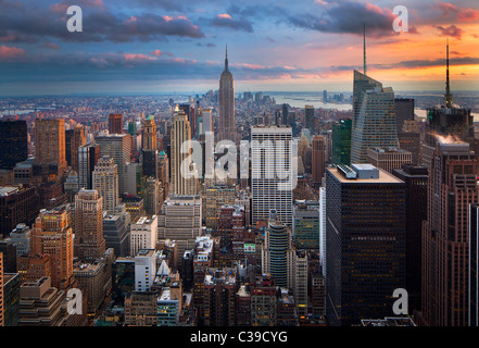 La skyline di Manhattan a New York City al tramonto Foto Stock