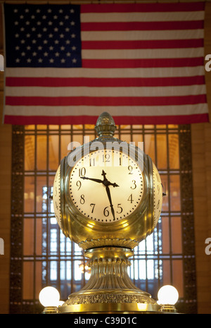 Orologio e bandiera nell'atrio principale della città di New York Grand Central Terminal Foto Stock