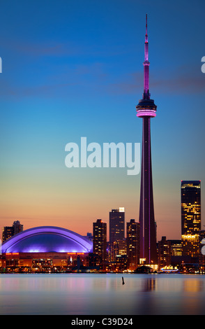 Downtown Toronto skyline, compresa la CN Tower e il Rogers Centre, come si vede in prima serata Foto Stock