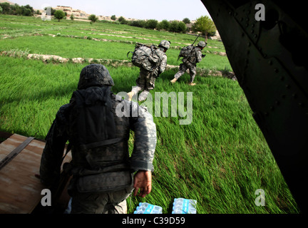 Provincia di Khost, Afghanistan - STATI UNITI Paracadutisti dell'esercito dal 2° Battaglione, 377 campo paracadute reggimento di artiglieria, quarta brigata C Foto Stock