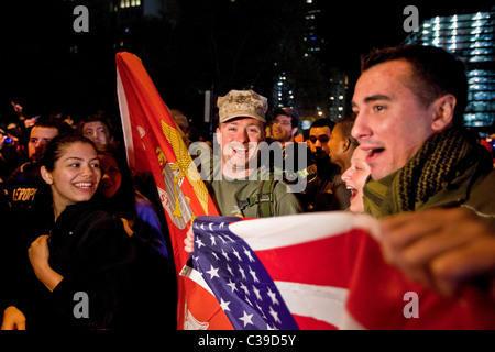 Veterani marino Mike Demo, centro e Bill Cortese, destra guidato da 30 minuti a New York del Ground Zero per celebrare la notizia tha Foto Stock