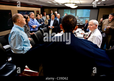 Il presidente Barack Obama parla con i membri del team di sicurezza nazionale a conclusione di uno di una serie di riunioni discutere Foto Stock