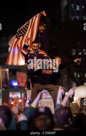 Una folla esulta e canta in eccitazione all'angolo di Vesey san e la Liberty San accanto a Ground Zero dopo aver udito che Osama Foto Stock