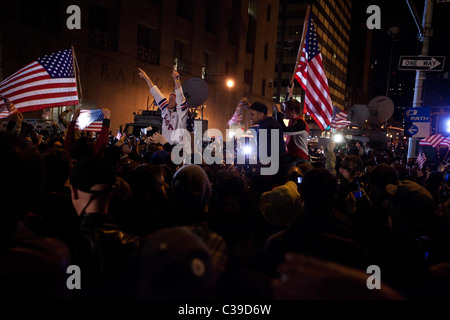 Una folla esulta e canta in eccitazione all'angolo di Vesey san e la Liberty San accanto a Ground Zero dopo aver udito che Osama Foto Stock