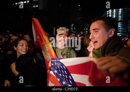 Veterani marino Mike Demo, centro e Bill Cortese, destra guidato da 30 minuti a New York del Ground Zero per celebrare la notizia tha Foto Stock