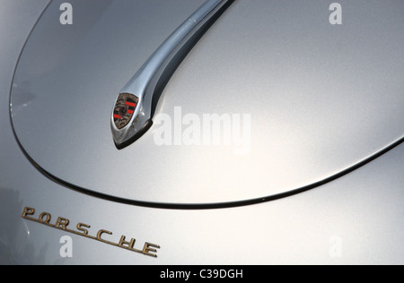 Porsche cofano badge e nome Foto Stock