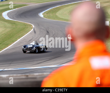 Aston Martin DB3 sulla via come visto dal maresciallo di gara Foto Stock